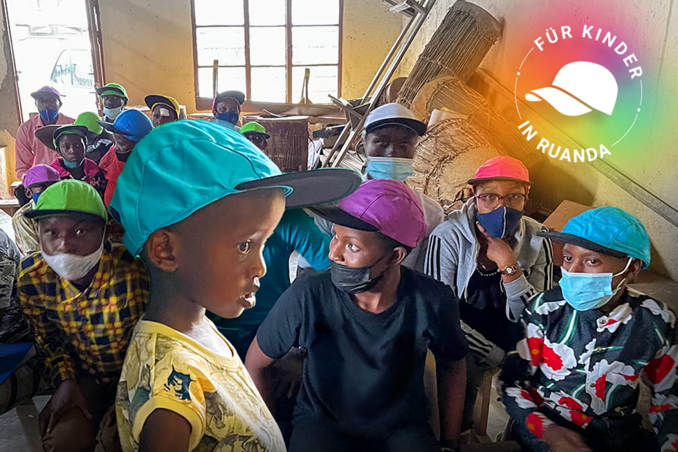 Bunte Kappen für Kinder in Ruanda